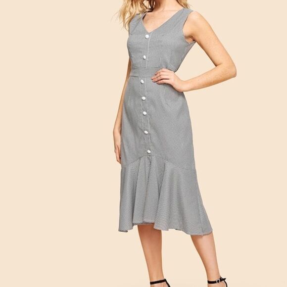 ✨ Ruffle Hem Gingham Button Dress✨ - Picture 2 of 4